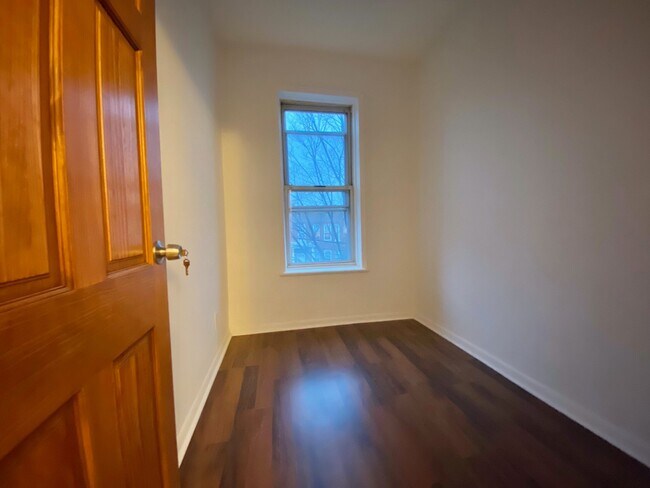 Building Photo - 21-18 Rene Ct