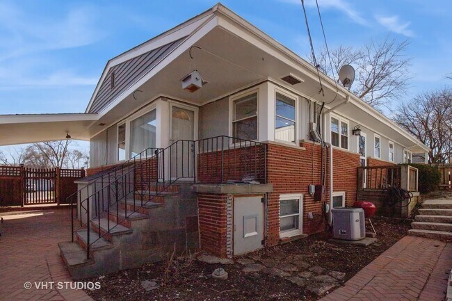 Building Photo - 942 Raleigh Rd