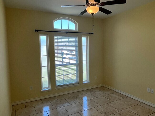 Building Photo - 2565 Sands Dr