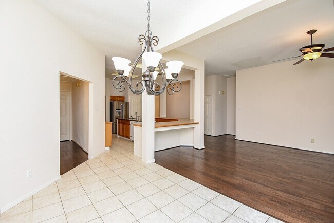 Building Photo - 807 Hyacinth Pl