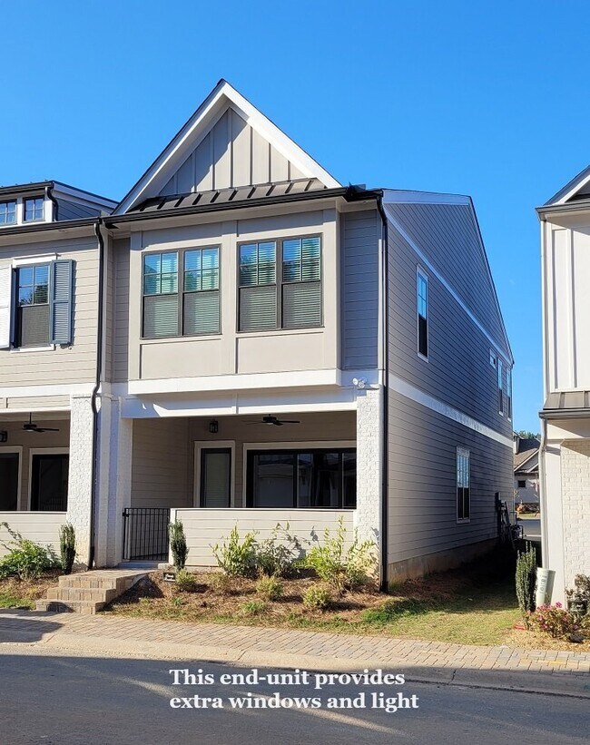 Building Photo - End-unit townhome with plenty of extra windows! Gated Community.