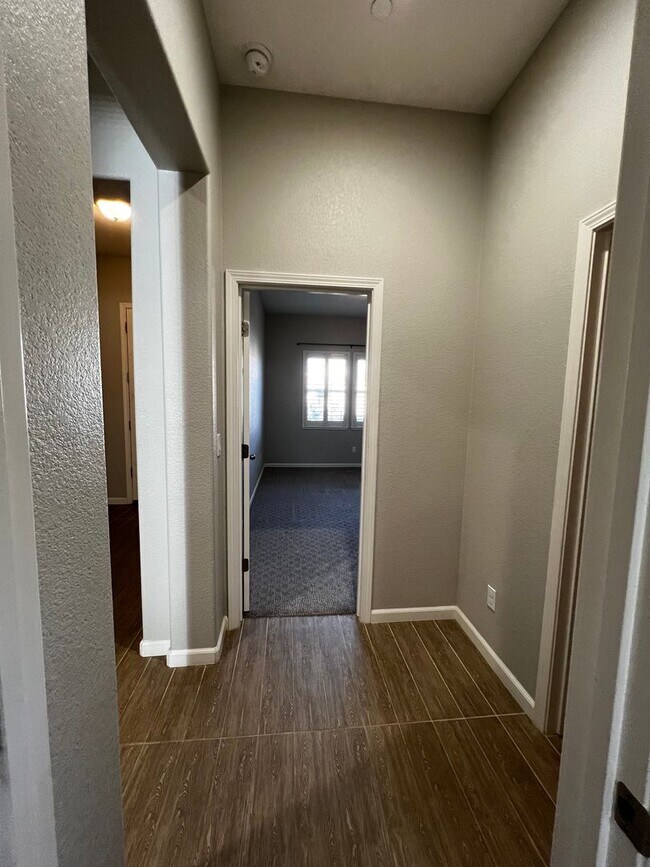 Building Photo - Beautiful 3 Bed, 2 Bath home in highly des...