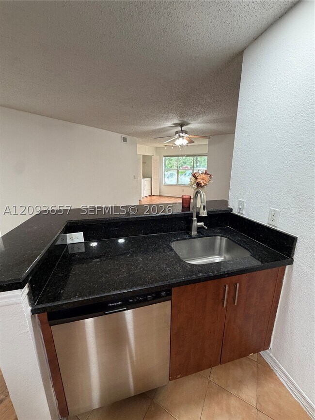 Building Photo - 565 Vista Isles Dr