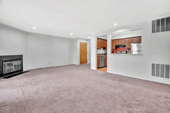 Building Photo - 302 Trinity Ct