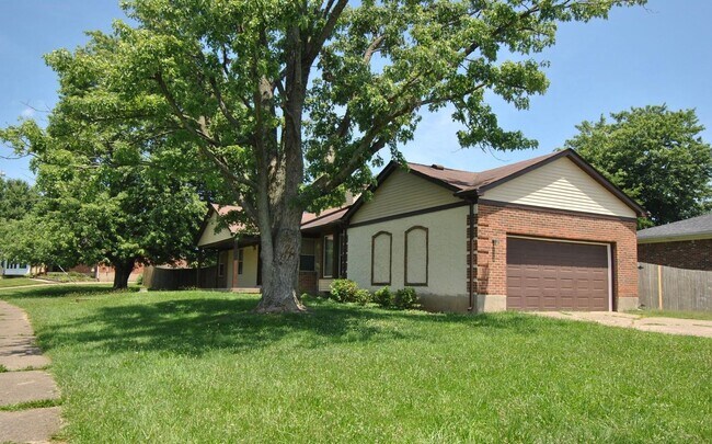 Building Photo - Available 8/1/26 - East Louisville 3 bed, 1.5 bath ranch on corner lot