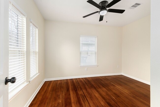 Building Photo - 102 E Val Verde St