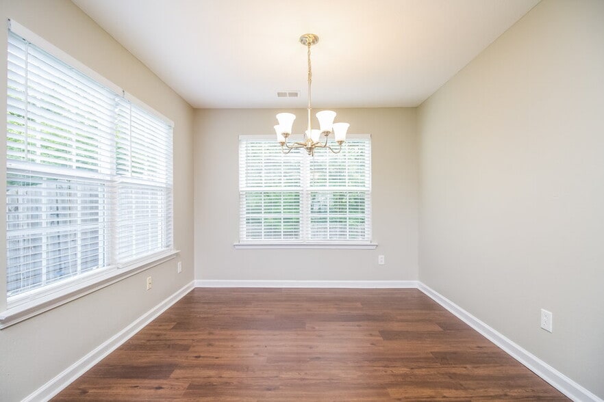 Building Photo - 159 Lyndhurst Dr