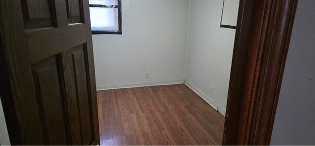 Building Photo - 400 E Thrush Ave