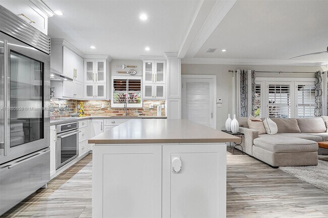 Building Photo - 700 Vilabella Ave