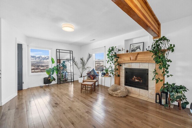 Building Photo - SILVER CREEK HORSE PROPERTY