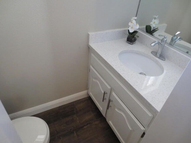 Building Photo - Large Home in Bloomington Hills