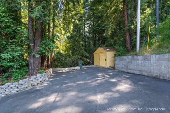 Building Photo - Updated and spacious 3 bedroom house on ov...