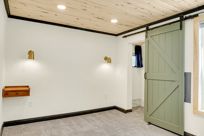Building Photo - $1,495.00, 1-bed, 1-bath newly renovated l...
