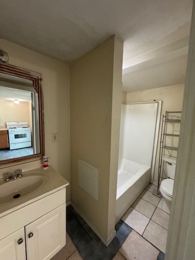 Building Photo - Downtown, 2 bedroom cottage