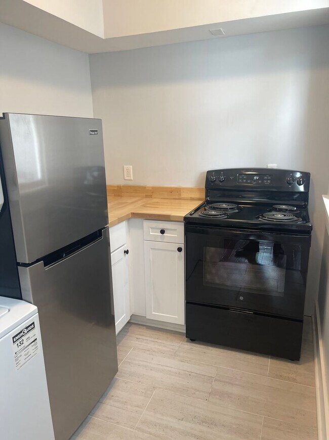 Building Photo - Newly Renovated Tri-Plex Near Forsyth