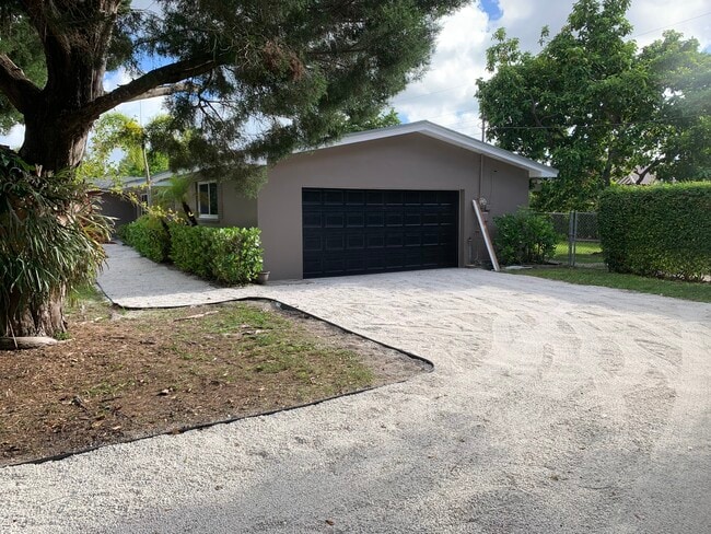 Building Photo - 10790 SW 88th Ave