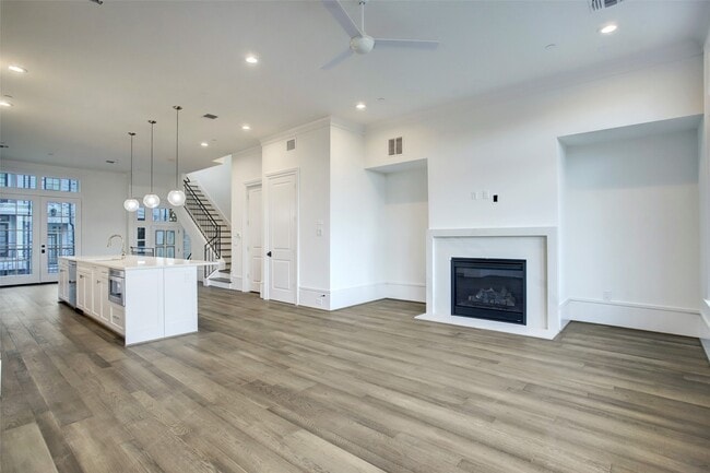 Building Photo - 21 Crain Sq Blvd