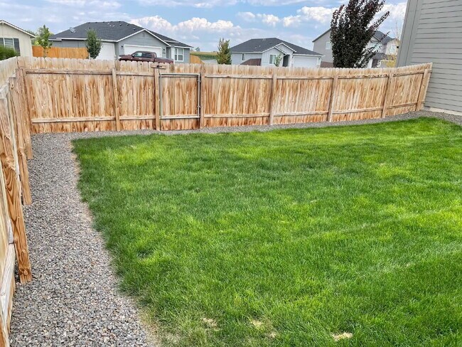 Building Photo - "Charming 3-Bed Oasis on East Drouillard Street with 2.5 Baths and 1470 Sq Ft in Nampa!"