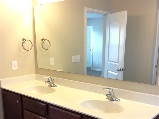 Building Photo - 3225 Saddlebrook Dr