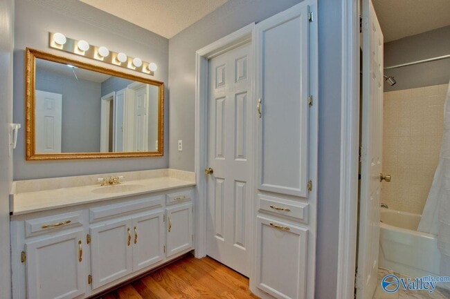 Building Photo - 3018 Live Oak Ln SW