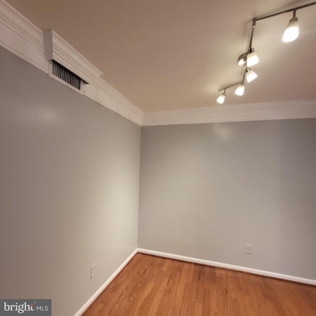 Building Photo - 5800 Cove Landing Rd