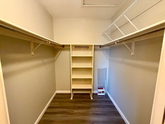 Building Photo - 423 Whispering Oaks Ct
