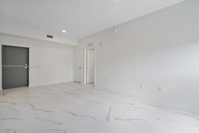 Building Photo - 420 SW 7th Ave
