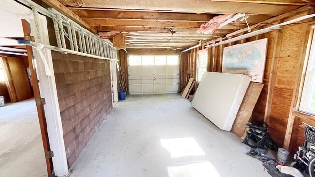 Building Photo - 3 BR House on a Lake 1.5 Baths