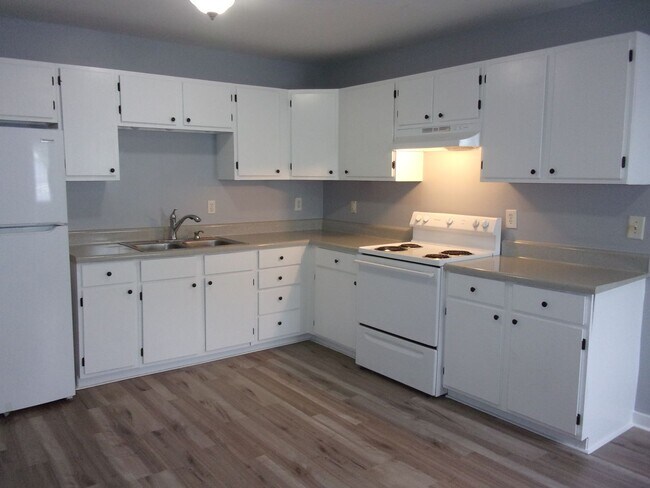 Building Photo - Freshly Updated 3 Bedroom 1 Bath Home in C...