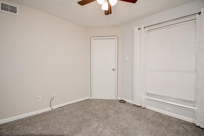 Building Photo - 10855 Meadowglen Ln