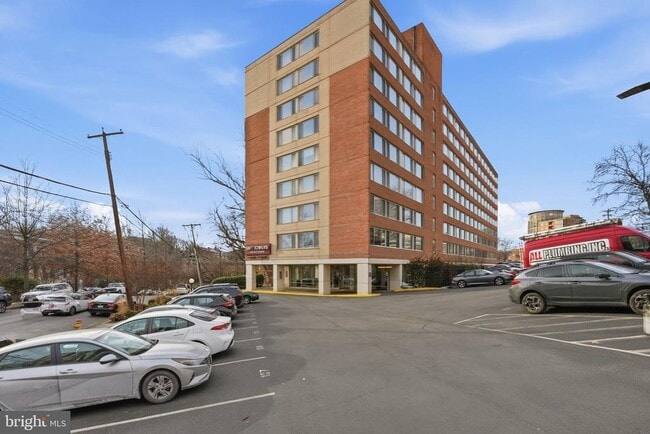 Building Photo - 1210 N Taft St