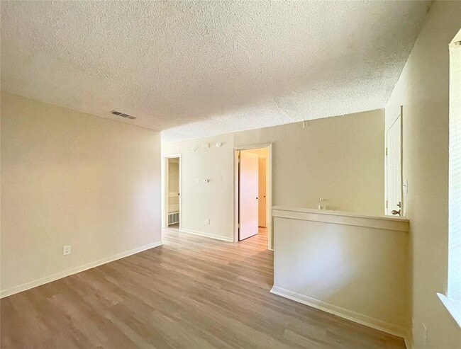 Building Photo - 902 N Meadows Dr