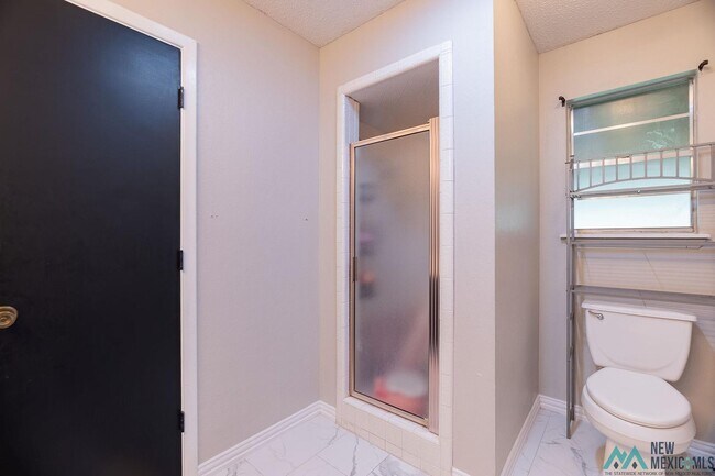 Building Photo - Available Soon! Large 3 bed 2 bath home on the golf course