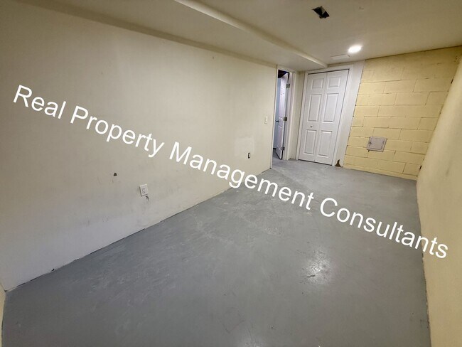 Building Photo - Updated 3-Bedroom Townhome Live Deposit Free with Obligo