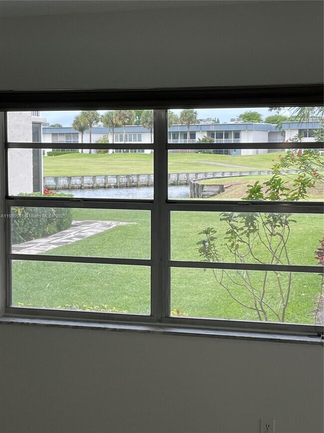 Building Photo - 485 Flanders K