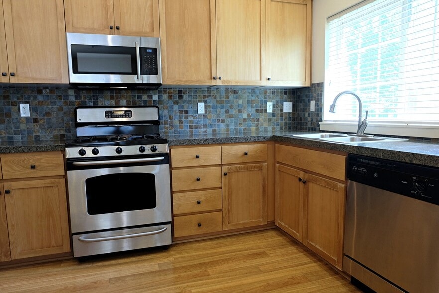 Building Photo - 618 NE Garswood Ln