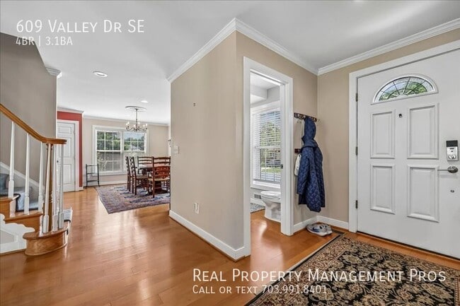 Building Photo - 609 Valley Dr SE