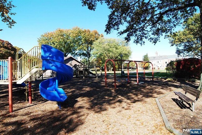 Building Photo - 354 Plaza