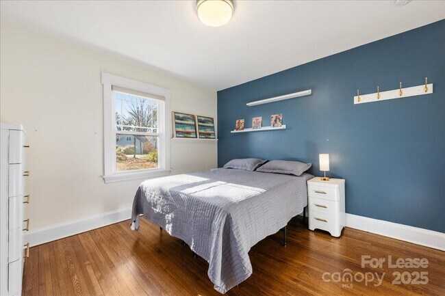 Building Photo - 5712 Oak Dr