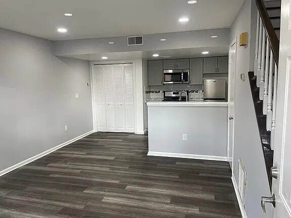 Building Photo - 23 Delavan Ct