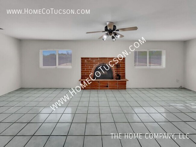 Building Photo - 8905 N Hickory Dr