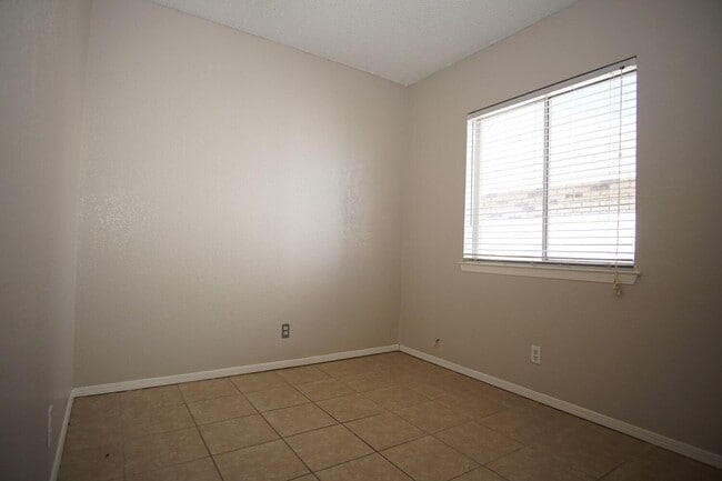 Building Photo - 1417 Desierto Rico Ave