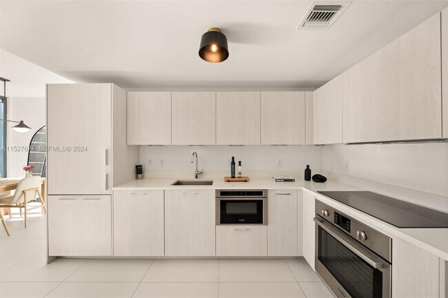 Building Photo - 501 NE 31st St