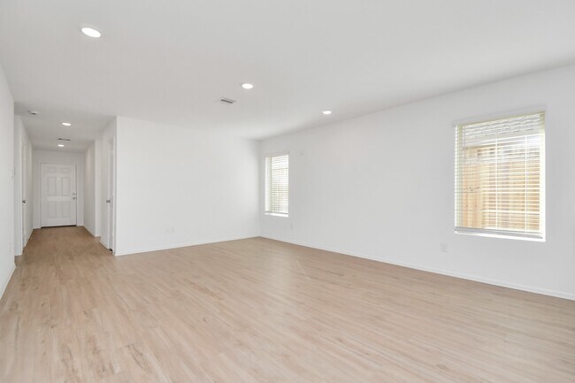 Building Photo - 27010 Breakaway Ln