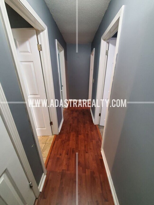 Building Photo - Beautiful Shawnee Home-AVAILABLE in JUNE!!