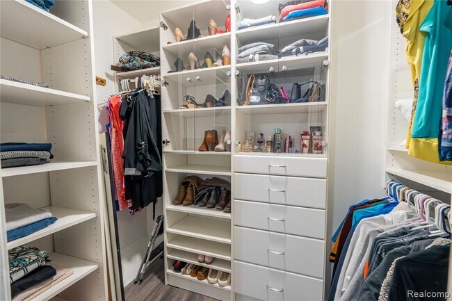 Building Photo - 1476 Oakbrook E Dr