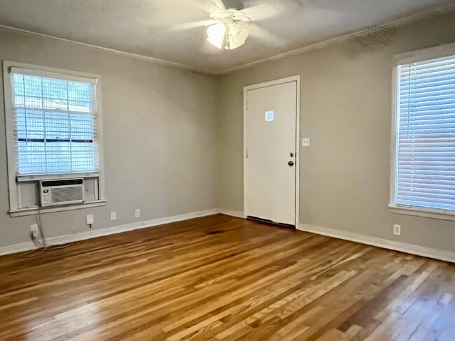 Building Photo - Charm, Comfort and Convenience!