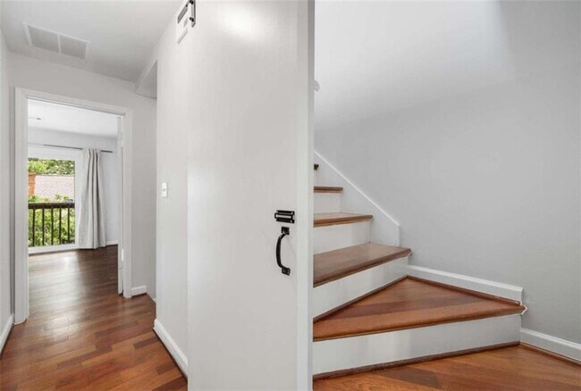 Building Photo - 654 Cleburne Terrace NE