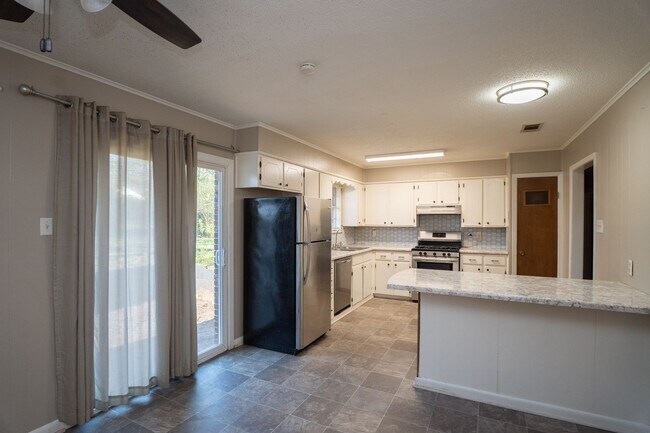 Building Photo - Large Backyard in North Little Rock