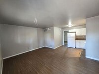 Building Photo - Newly Remodeled 1 Bed, 1 Bath Upper Apartm...